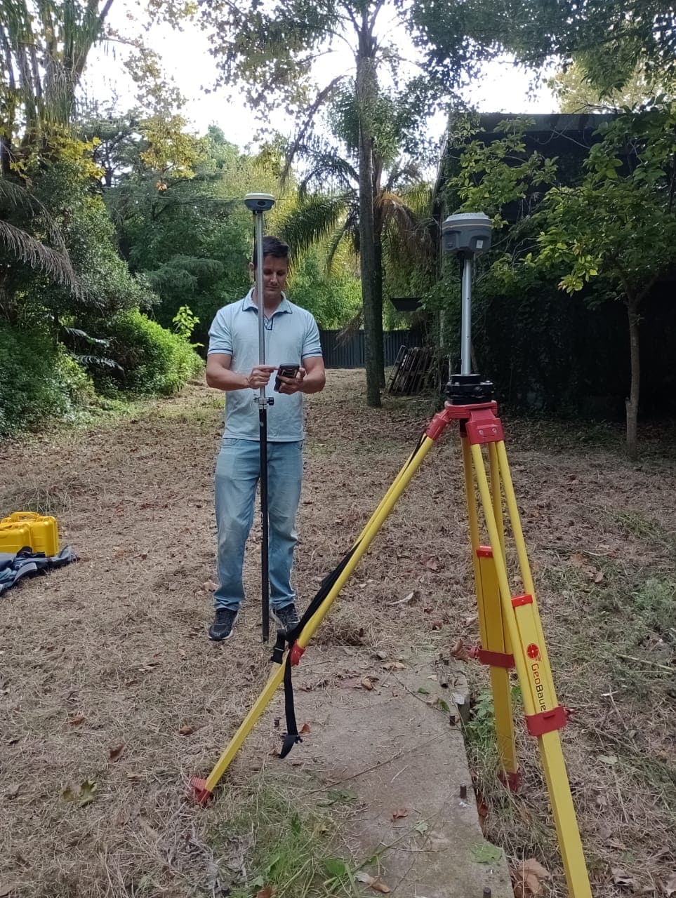 Pablo Venerus configurando equipo GNSS en terreno