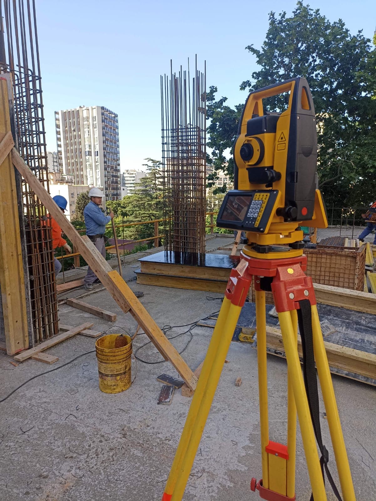 Pablo Venerus realizando un relevamiento en una obra en altura con vista a la ciudad