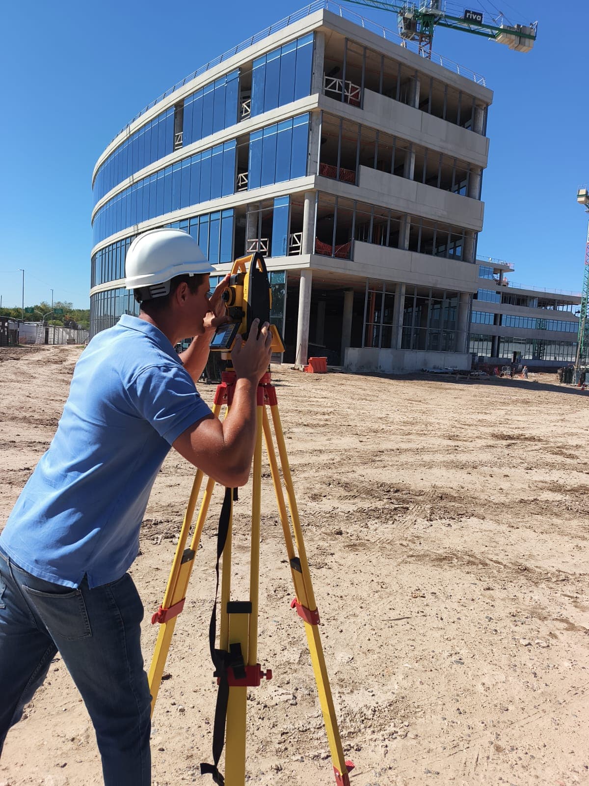 Pablo Venerus realizando un relevamiento con estación total en una obra de gran escala
