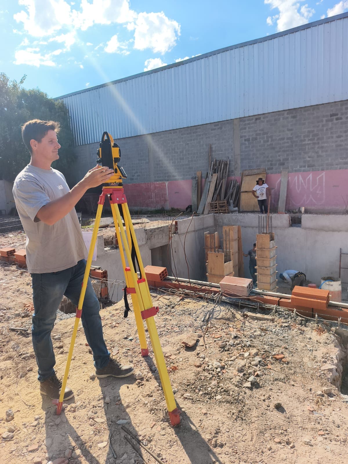 Pablo Venerus realizando un relevamiento con estación total junto a un pozo de fundación