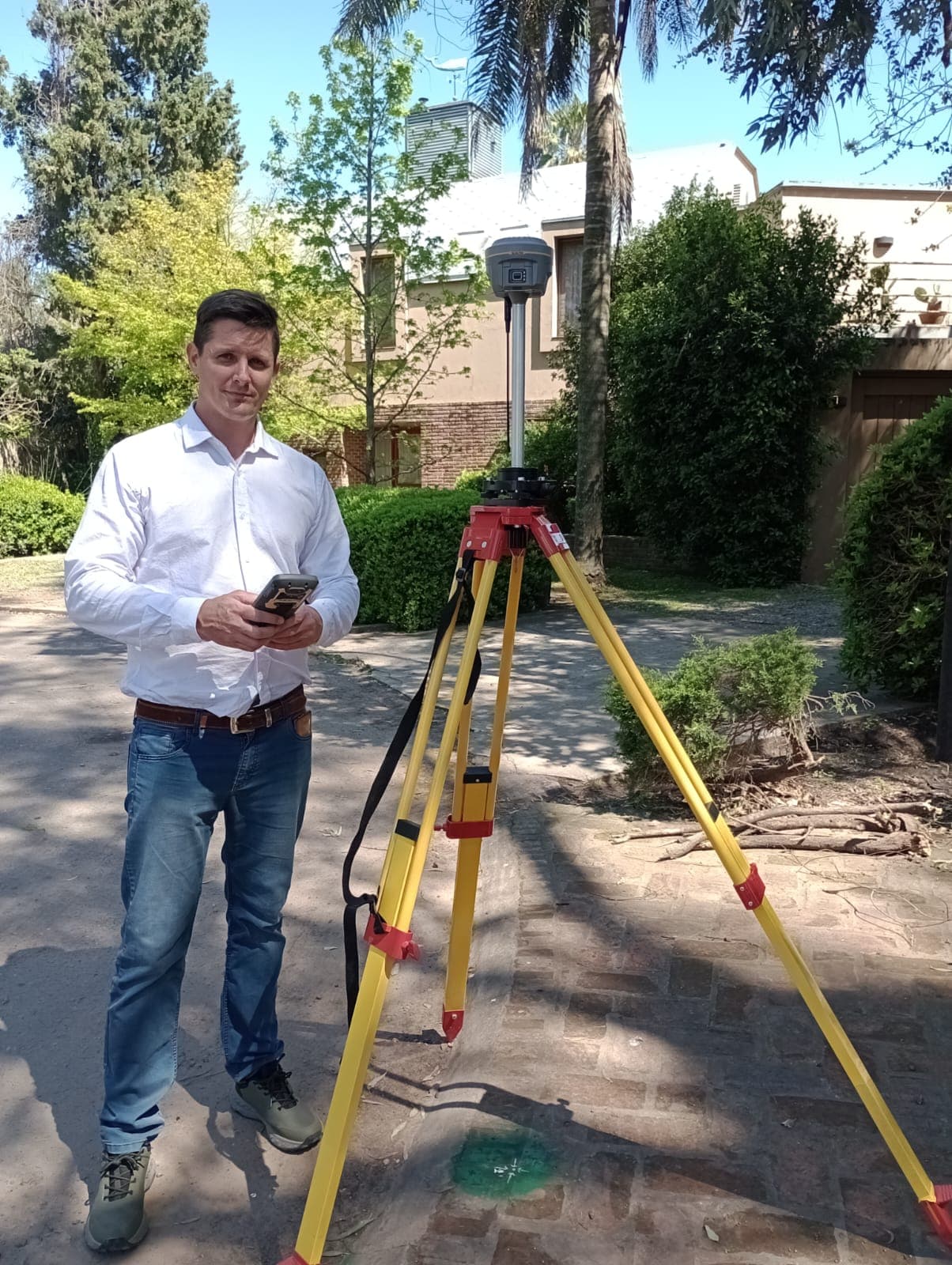 Pablo Venerus con equipo GNSS en una vivienda residencial